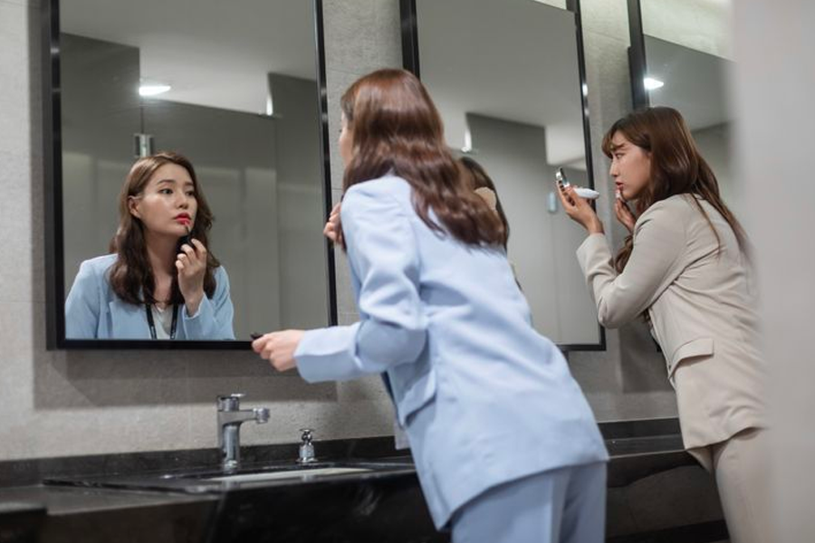 廁所裡的鏡子檢查，提醒檢查牆上的鏡子是否安全。