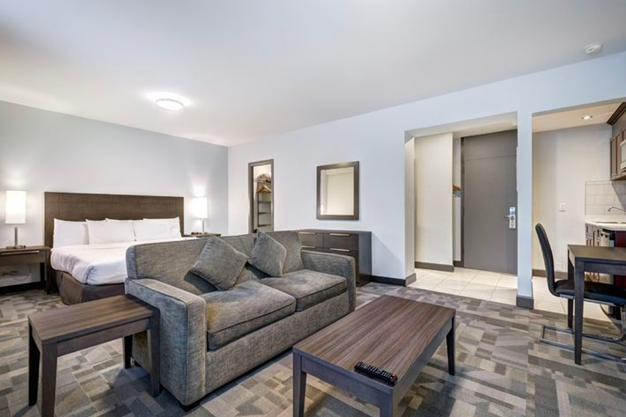 空房間裡床和傢俱的設置，提醒入住時檢查櫃子與廁所。