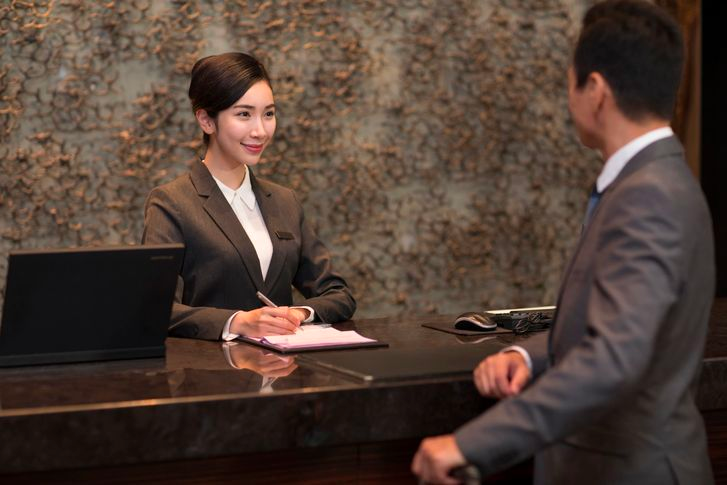 酒店前臺，提醒韓國住宿不需要留小費。