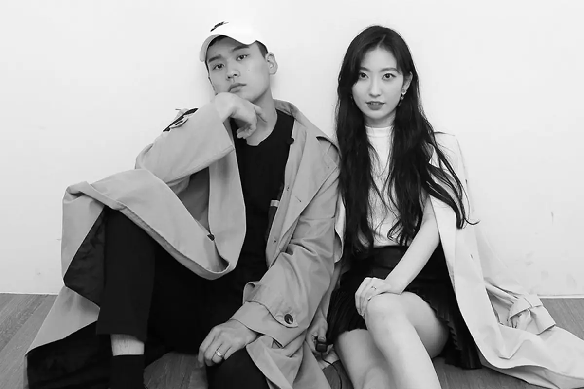 韓國弘大自助攝影館odt.mode內部，提供時尚自助拍照環境和可愛的拍照道具，適合朋友或情侶的創意攝影。