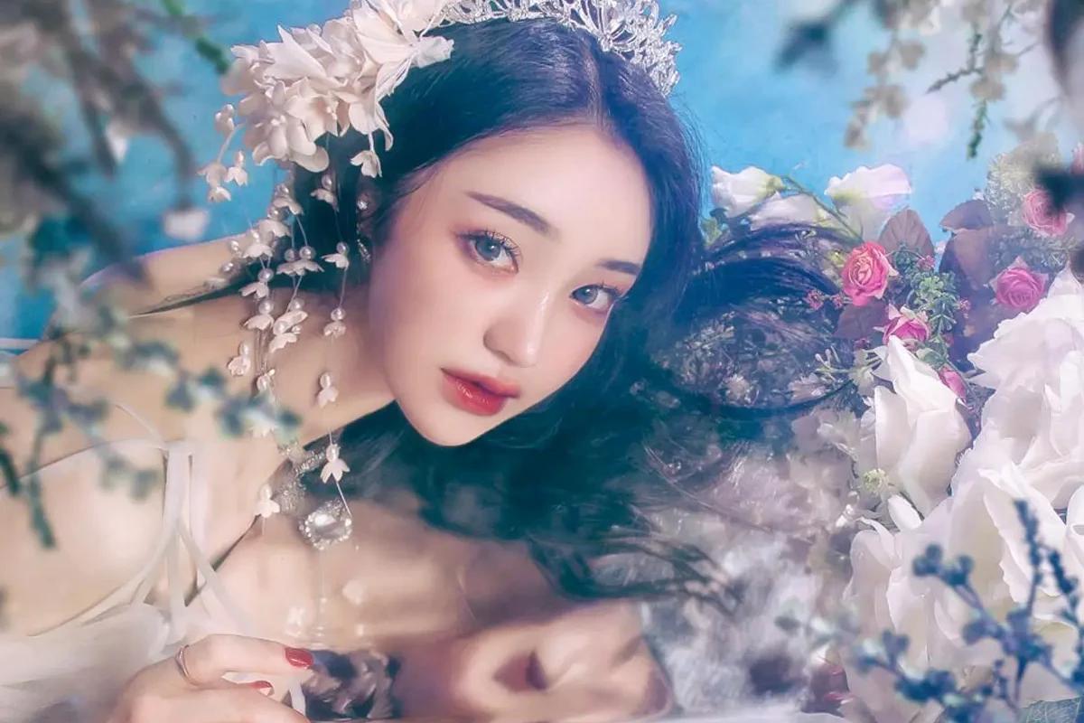 人気の韓国コンセプト写真スタジオLAFIAで撮影された写真の例。ティアラをかぶったロマンチックな雰囲気が特徴。