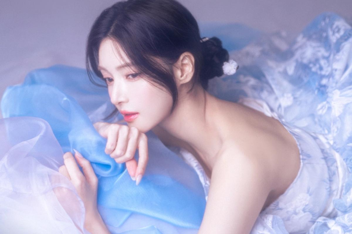 Hanbok concept portrait taken at Studio Fiene in Seoul