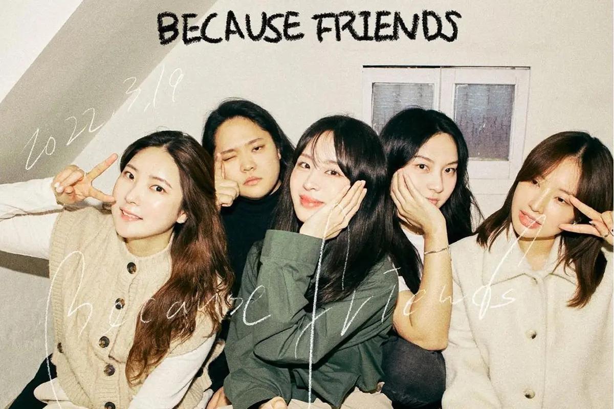 セルフ写真撮影の例で、仲良しグループがカジュアルな雰囲気で一緒にポーズをとりながら楽しんでいる。