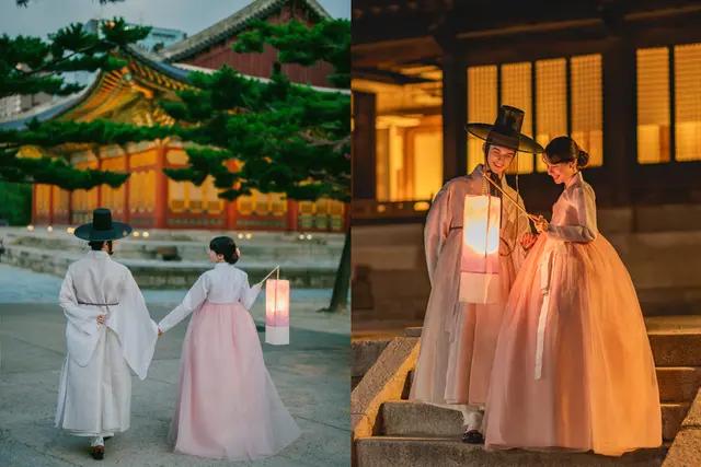 韓国のスナップ写真の例で、2人が景福宮の前で韓服を着て歩いているシーン。夜間の照明が美しく、歴史的な雰囲気が漂う。