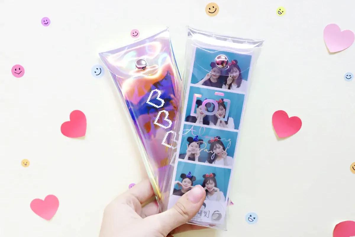インセンネッコッ（韓国プリクラ）の例で、透明なケースに入ったプリント写真が映されている。