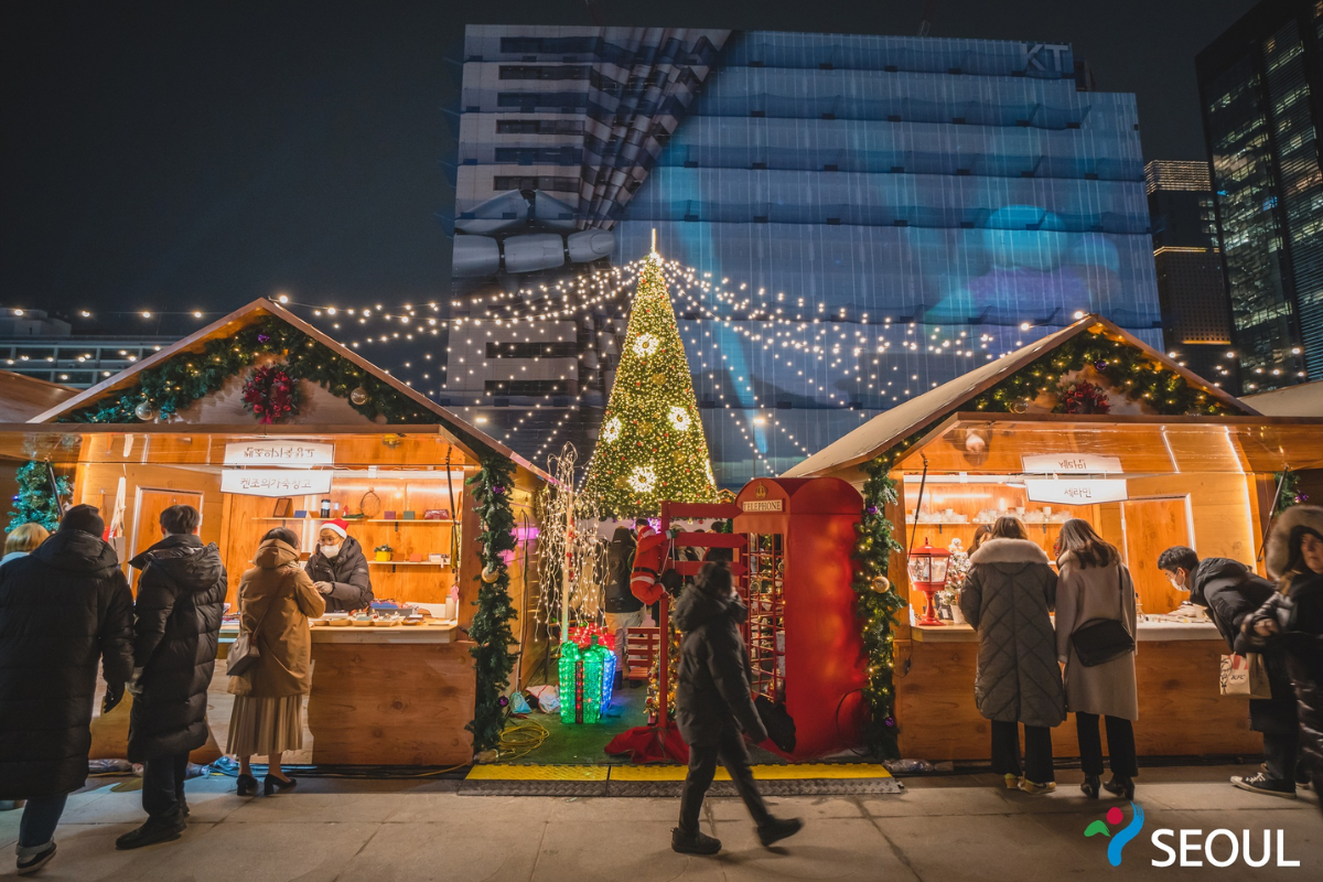 Рождественский рынок с елкой и гирляндами в Сеуле ночью