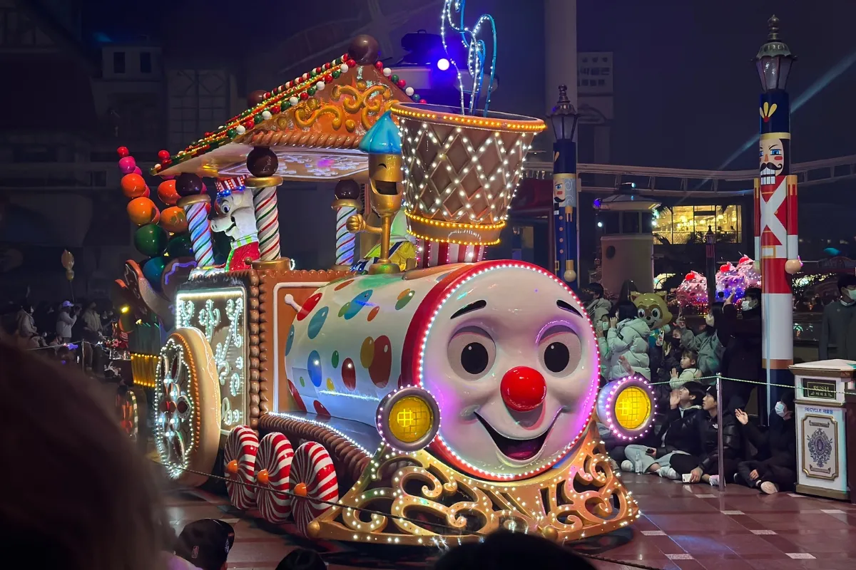 Праздничный парад с яркой машиной и подарками в Lotte World