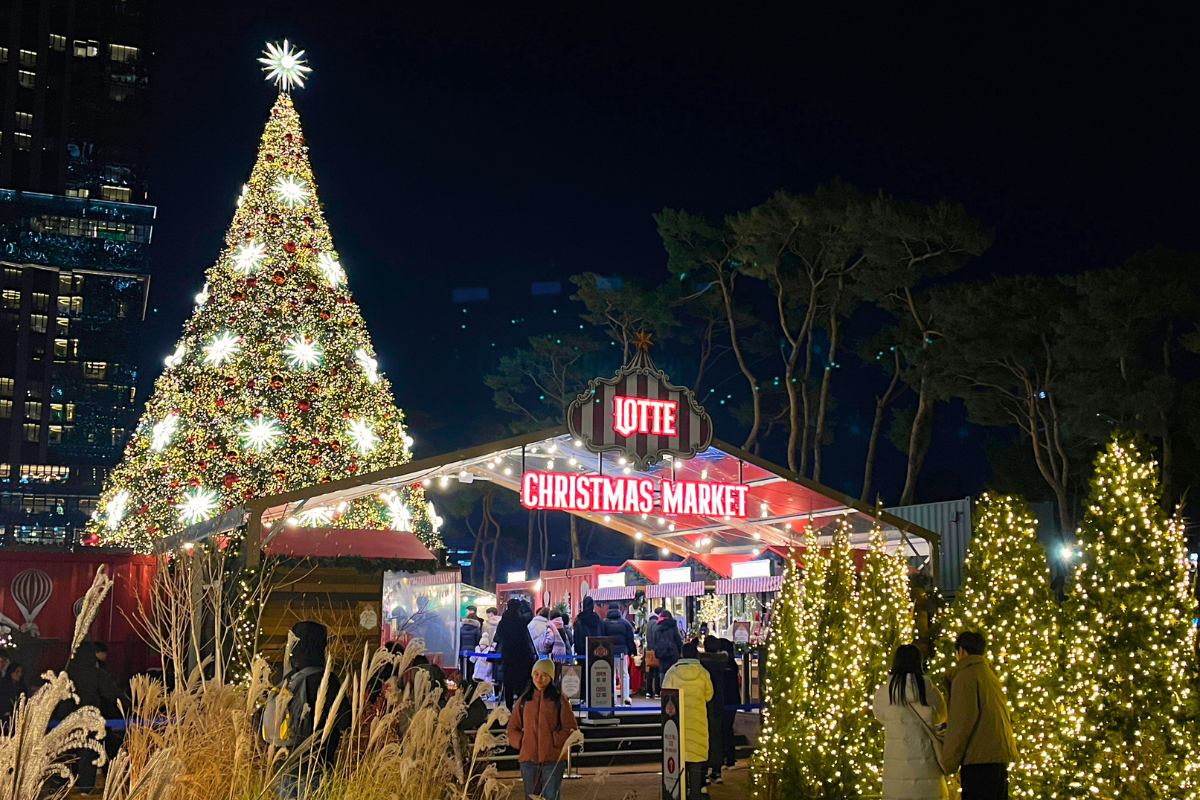 Большая рождественская елка в центре рождественского рынка Lotte в Сеуле