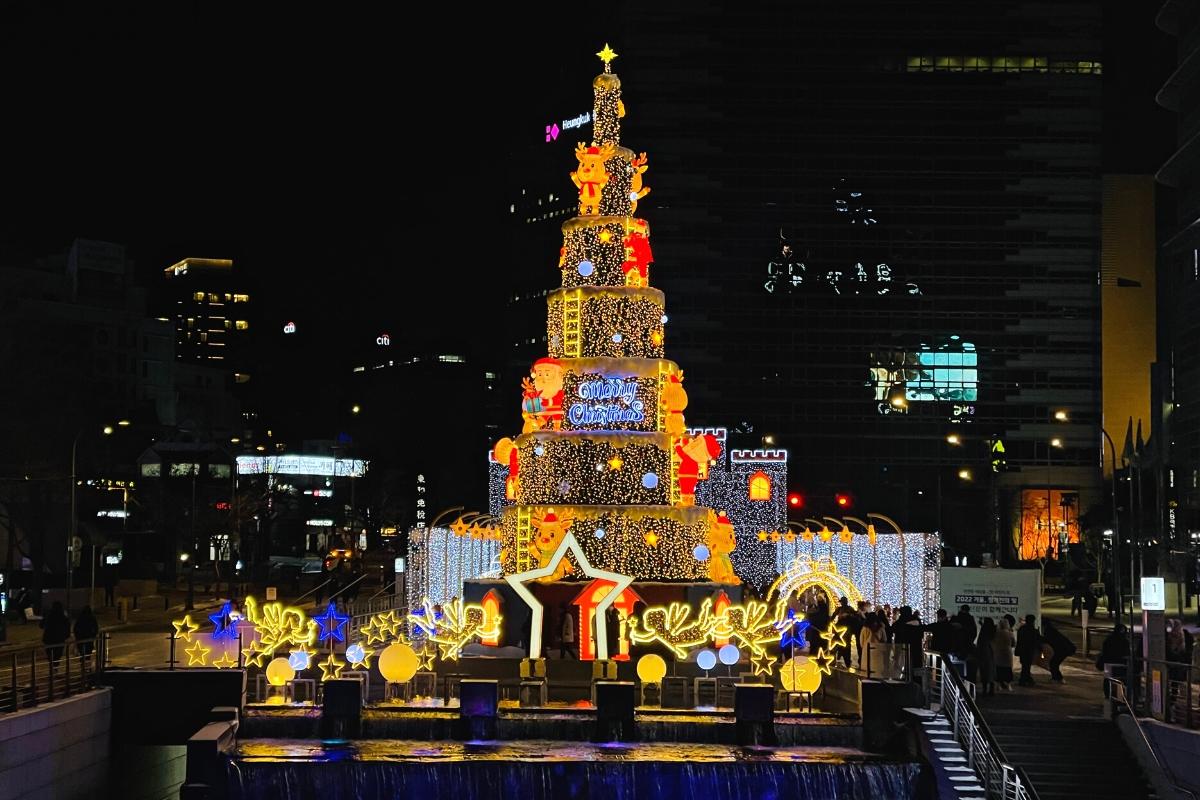 Ночная рождественская елка с огнями на реке Чхонгечхон в Сеуле