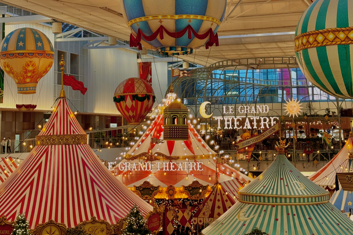 Рождественская ярмарка под названием Le Grand Theatre в торговом центре Hyundai Seoul в Сеуле