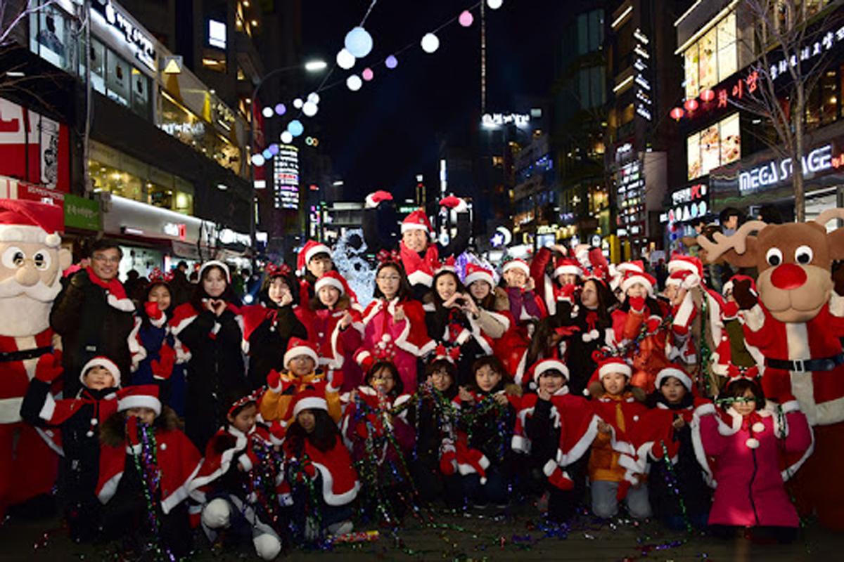 korea, christmas lights, sinchon yonseiro