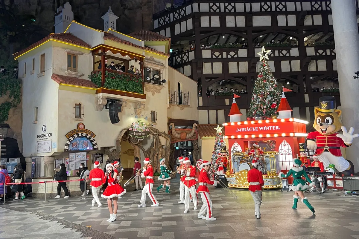 Рождественская праздничная музыка и атмосфера в Lotte World в Сеуле