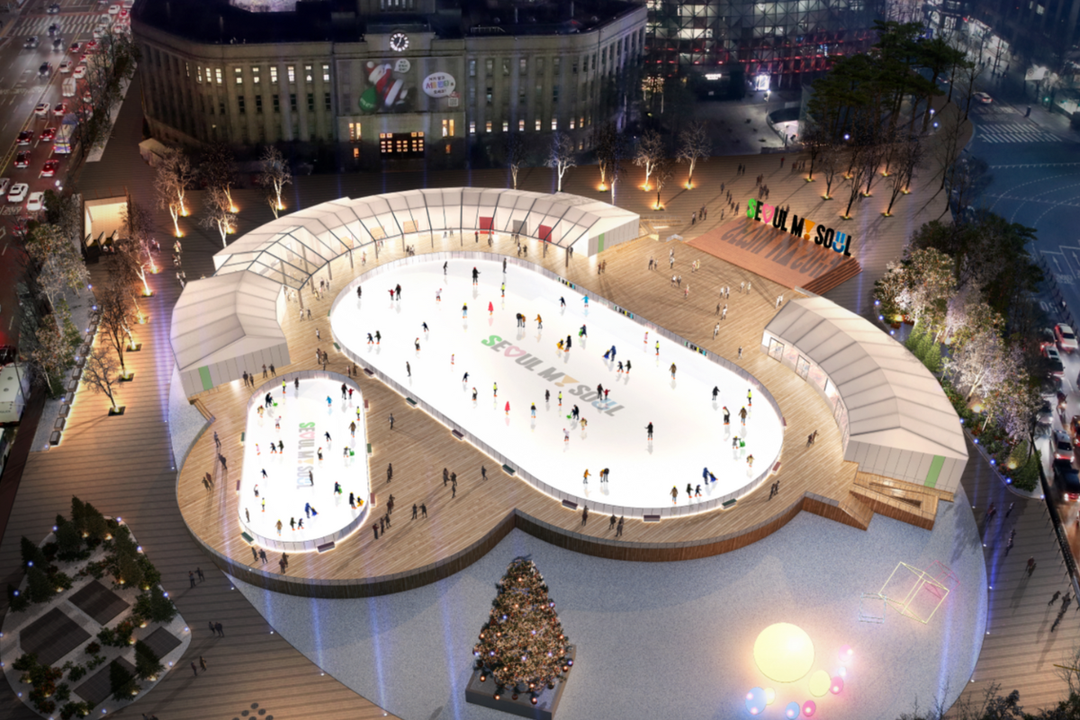 Ледовый каток в центре Сеула с городским зданием в ночное время