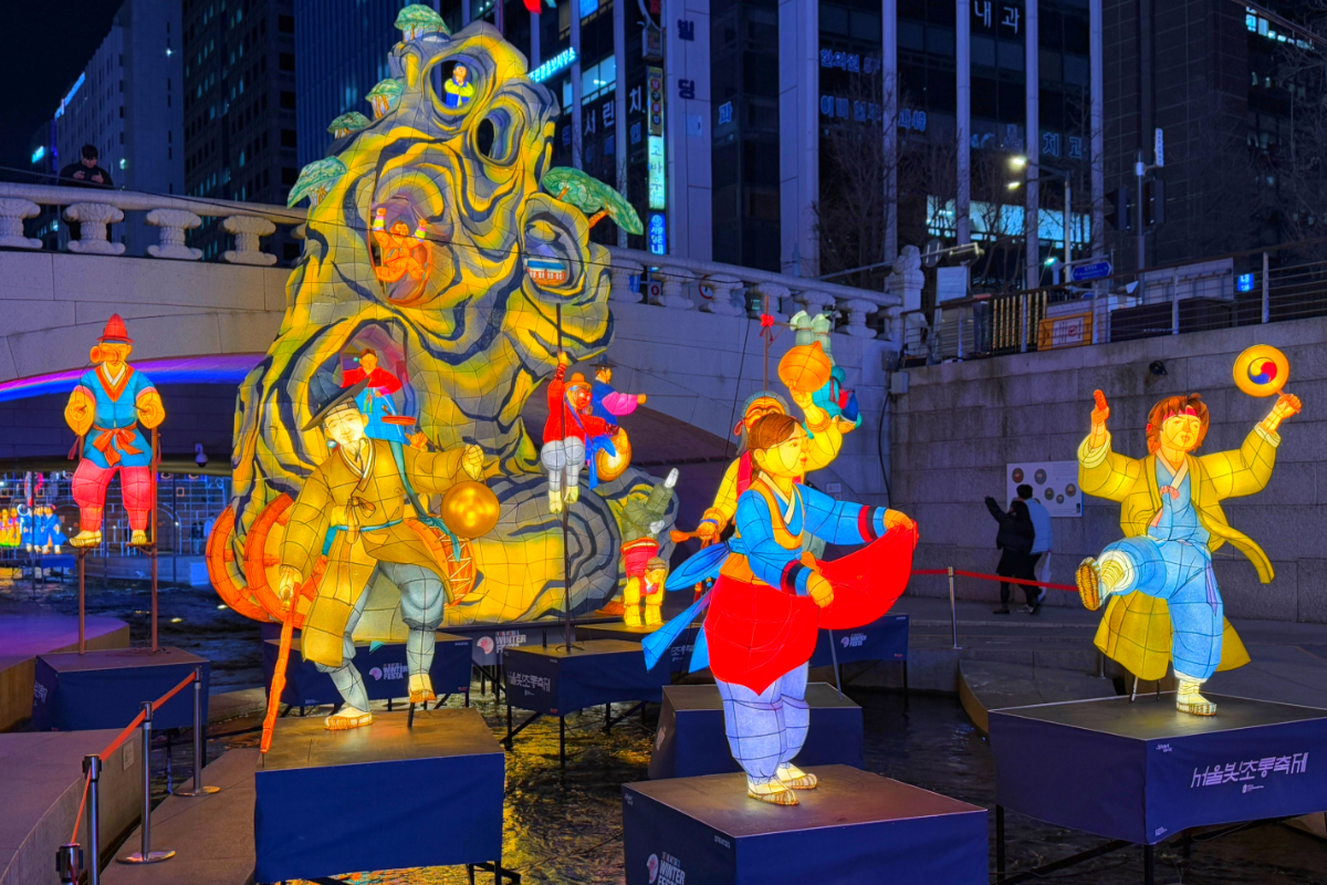 Фигуры из разноцветных фонарей вдоль реки Чхонгечхон в Сеуле