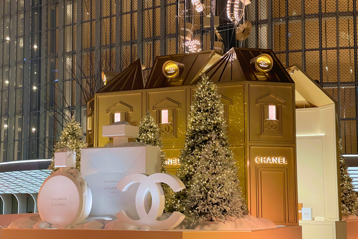Рождественские украшения и большие упакованные подарки от Chanel в Сеуле