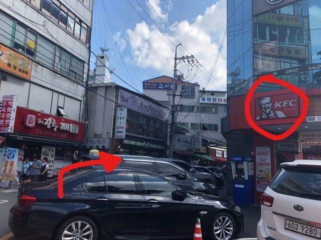 東大門に位置する韓国焼肉店への行き方: KFCを目印にし、近くの道を曲がる含意な風景。