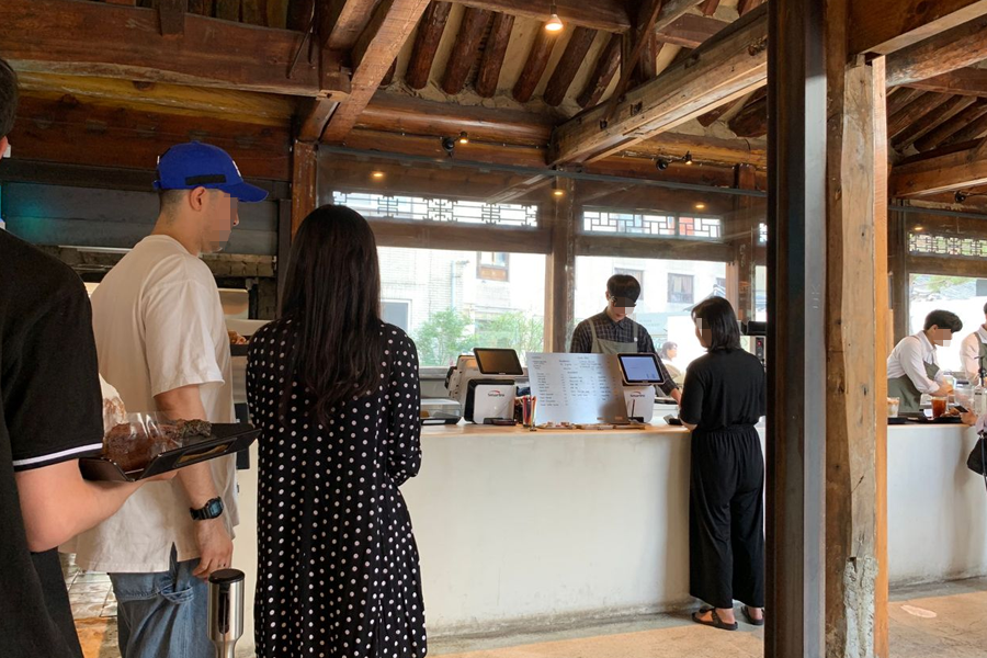 Onion咖啡廳內部，現代化與傳統韓屋設計的完美結合。