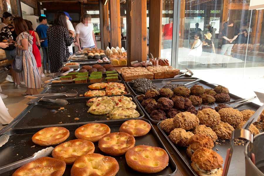 Onion咖啡廳內的繁忙場景，客人們享受著韓屋風格的餐飲環境。