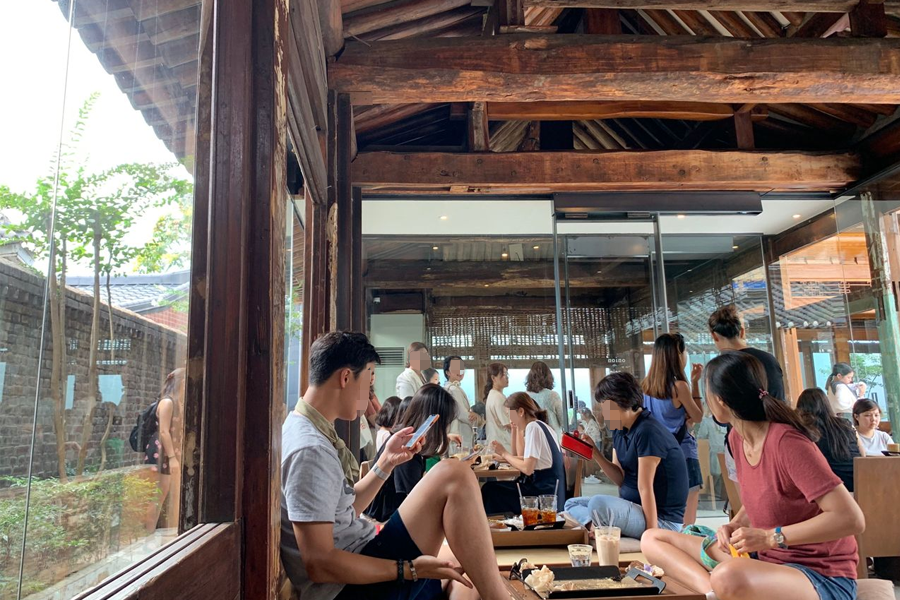 Onion咖啡廳內部座位區，客人可以選擇舒適的坐式位置享受咖啡。