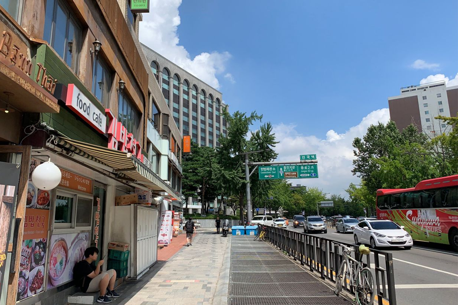 韓國首爾安國站附近的街景，晴朗的藍天和繁忙的街道相映成趣。