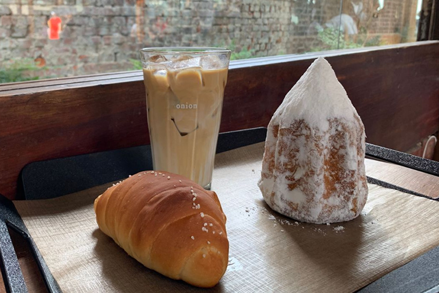 Pandoro糖粉麵包展示，搭配Onion咖啡廳的氛圍，吸引眾人目光。