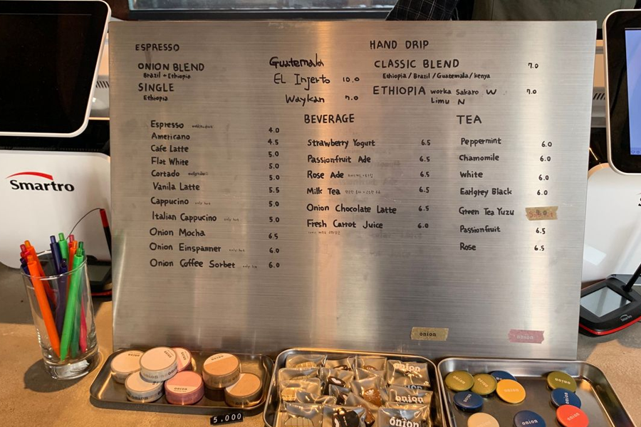 Onion咖啡廳的手沖咖啡站，提供現場製作的手工咖啡。
