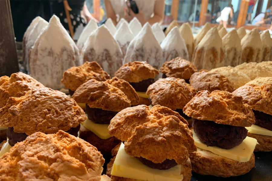 Onion咖啡廳的各種甜點麵包陳列，展示其多樣化的選擇。