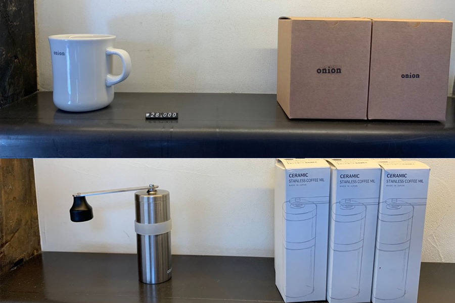 Onion咖啡廳的飲品杯和濾掛包，提供多樣的咖啡相關產品。