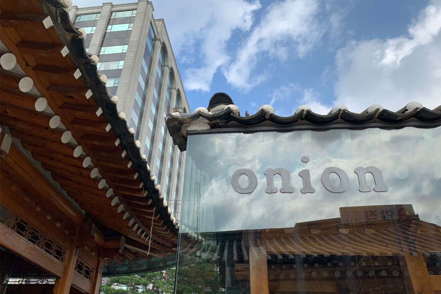 Onion咖啡廳的招牌，反映韓屋建築優雅的設計和現代感。