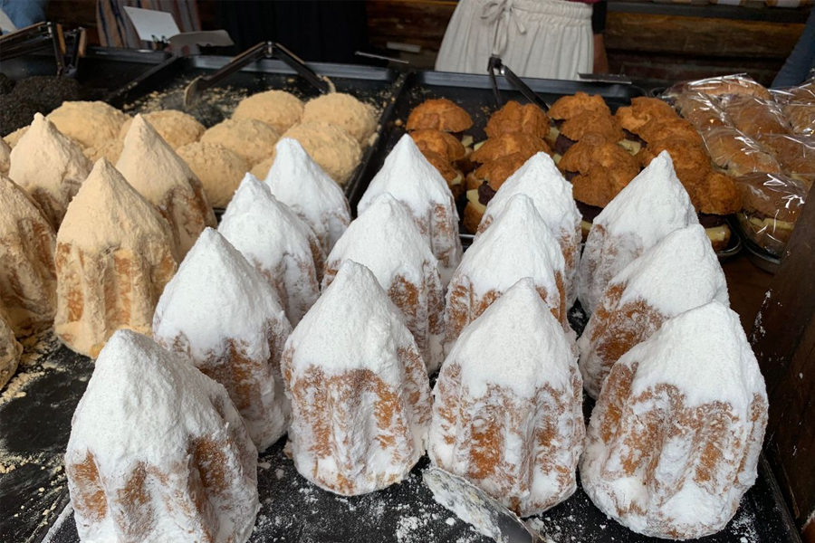 韓屋風格Onion咖啡廳的Pandoro糖粉麵包，品味別致。