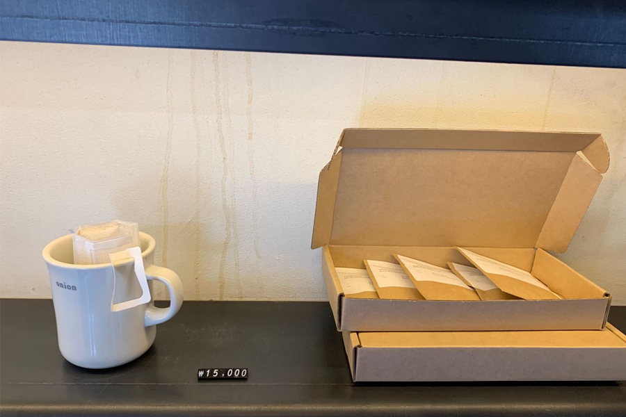 Onion咖啡廳展示的咖啡豆包裝，適合咖啡愛好者收藏。