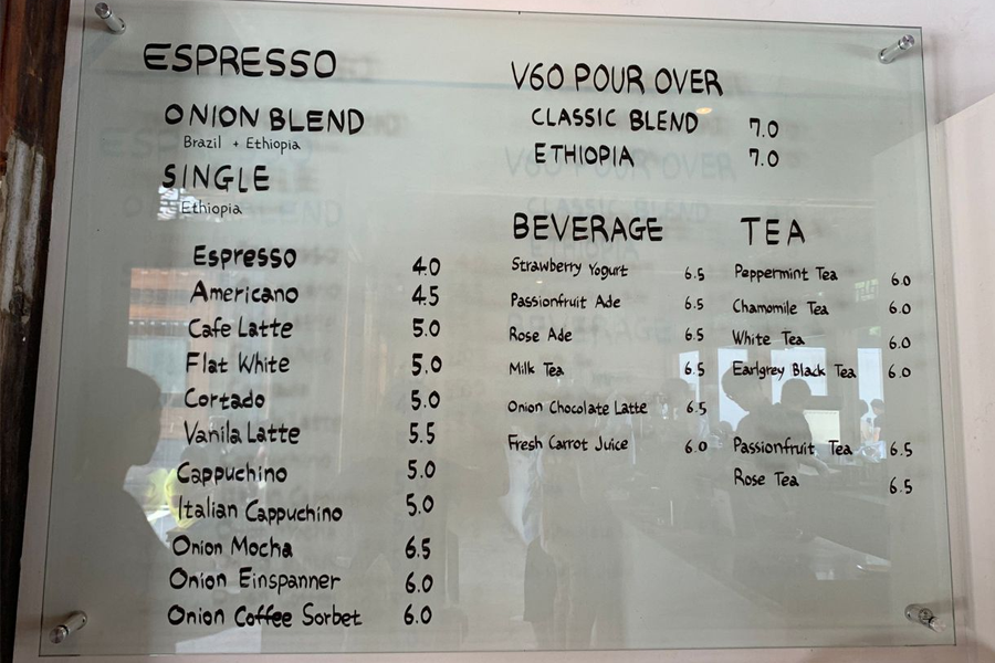 從上方觀看白色糖粉麵包Pandoro，視覺上呈現獨特質感。