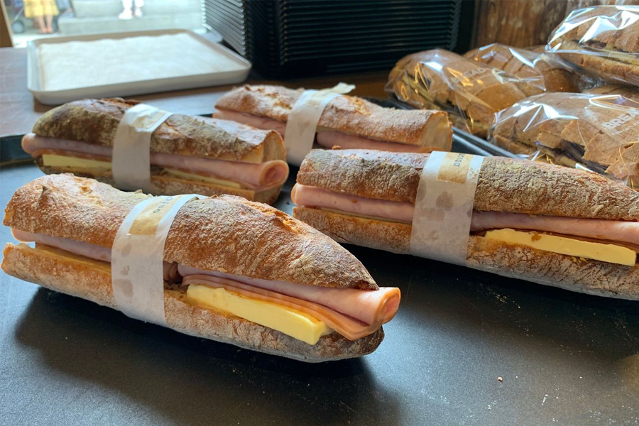 Onion咖啡廳內的新鮮烘焙食品，吸引眾人目光。