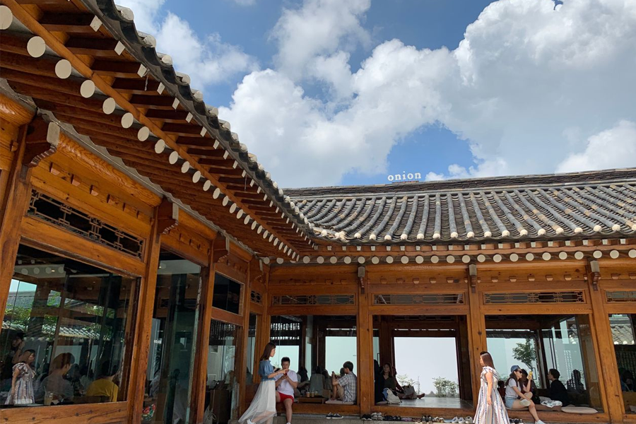 晴朗日子裡，Onion咖啡廳的韓屋屋頂和標誌性招牌，吸引不少遊客。