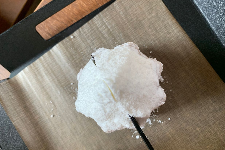 Onion咖啡廳的桌面上擺放著Pandoro麵包，配上香草拿鐵，非常誘人。