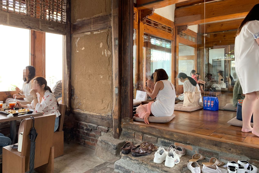 Onion韓屋咖啡廳室內，共享韓式座位區，體驗正宗韓屋氛圍。