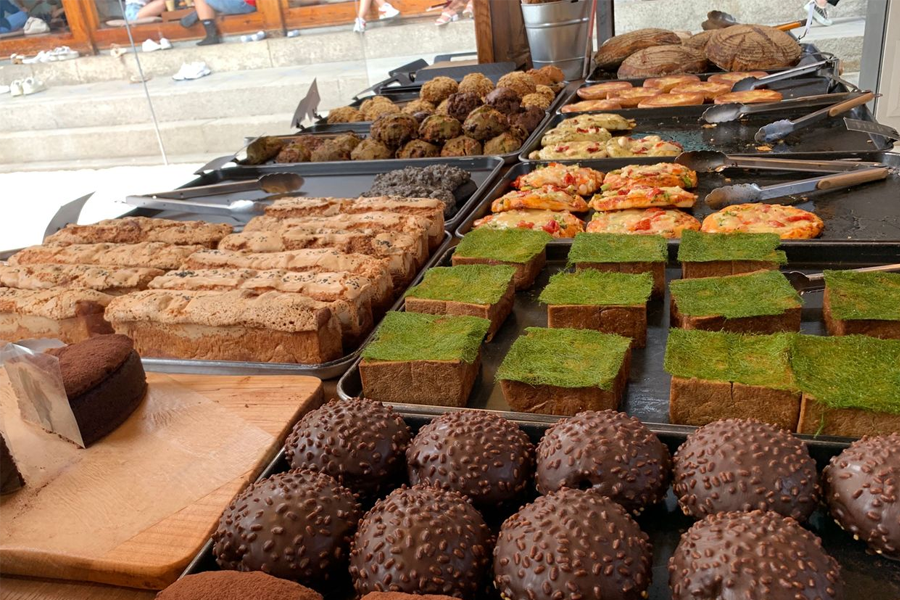 排隊等候Onion咖啡廳座位的訪客，展示該咖啡廳的受歡迎程度。