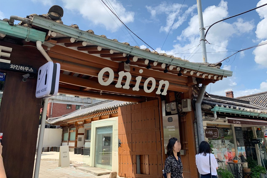 韓屋風格的Onion咖啡廳入口，古典的屋頂和現代的咖啡文化完美結合。