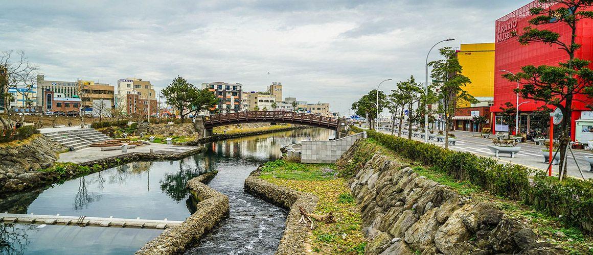 山地川兩岸，濟州市區的獨特風景與文化建築。