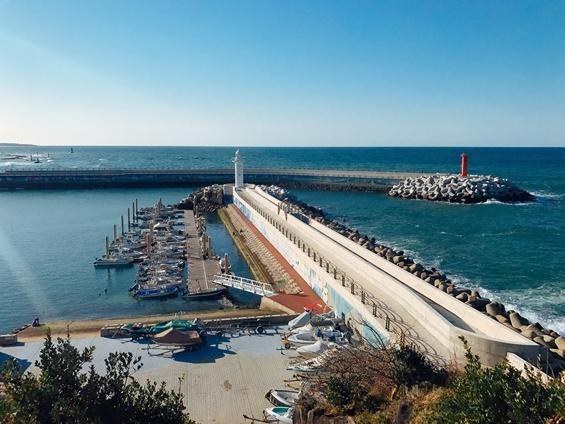 道頭蜂的小山俯瞰濟州市區與海岸風景。