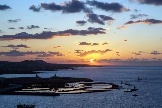 日落時道頭蜂的海岸景色，美麗的日落映照在海面。