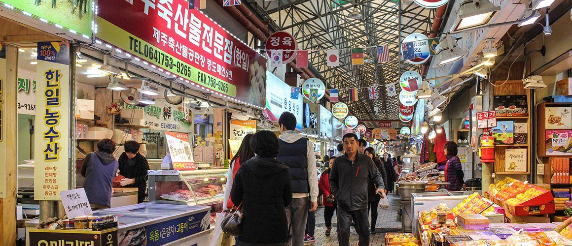 東門市場內部，攤販和人們在購物的景象。