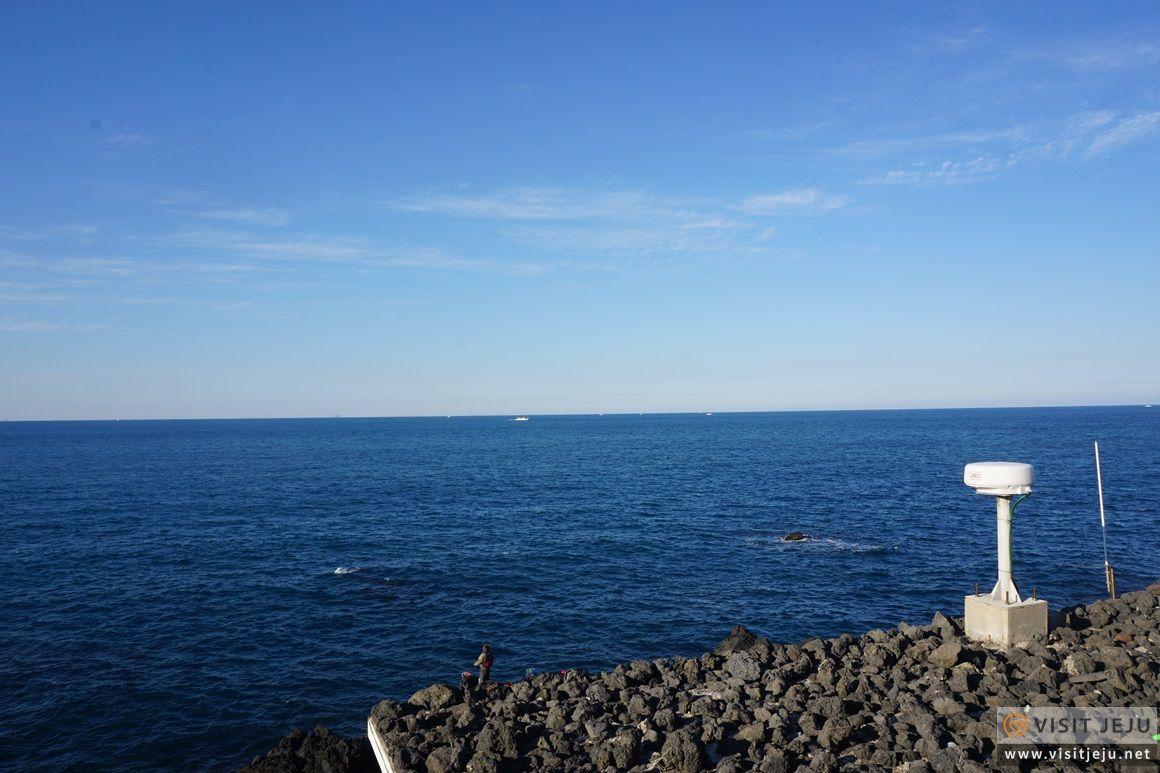 御營海岸的黑色石頭標記，濟州島日間景色。