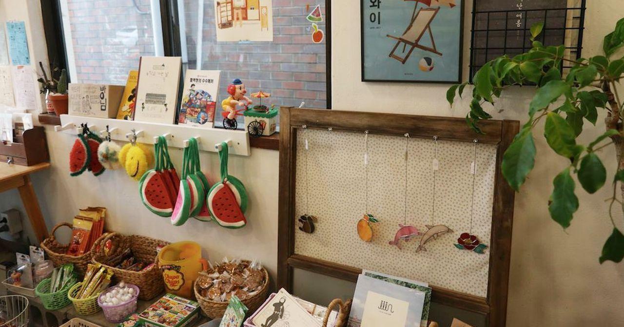 濟州島一間商店室內的商品展示，包括特色紀念品。