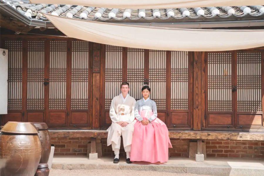 韓服婚紗照，一對夫婦在傳統韓屋前