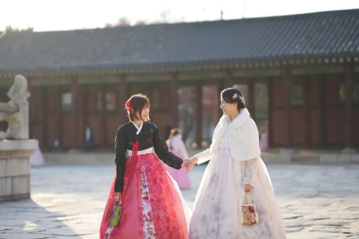 Hanbok photoshoot on the steps of a traditional Korean house.