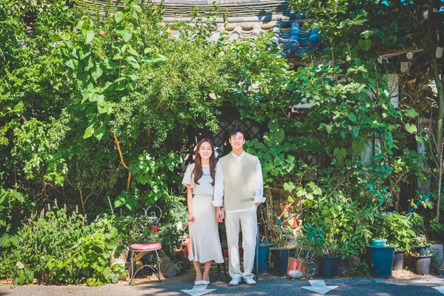 拍攝於韓國韓式庭院的一對情侶