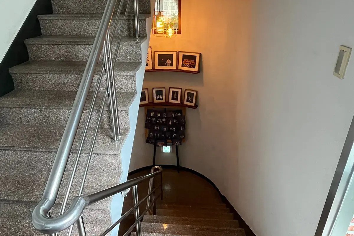 通往北村照相館樓下的樓梯，牆上掛滿攝影作品