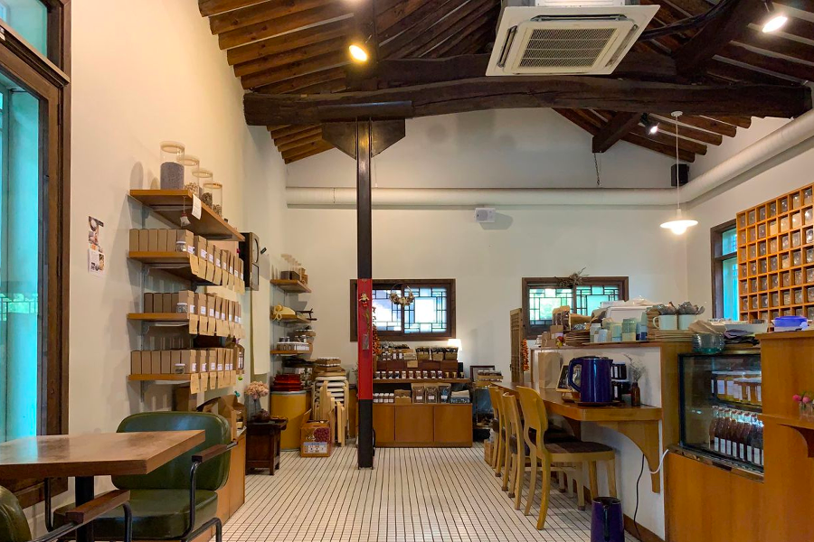 咖啡廳內的櫃檯陳列著韓國元素的茶具和韓方茶