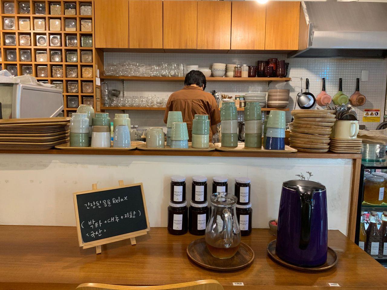 Gyeongbok Palace/Apgujeong Korean Foot Bath Cafe | Tea Therapy